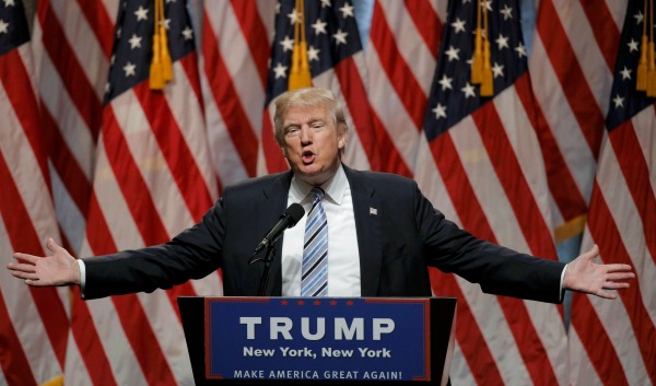 El precandidato republicano a la presidencia de Estados Unidos, Donald Trump, hace un gesto durante una conferencia de prensa en Nueva York.