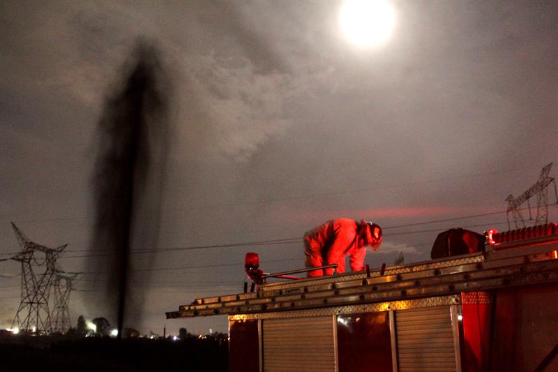 La toma clandestina de combustible en un ducto de Petróleos Mexicanos en Puebla causó una fuga que llegó a los 20 metros de altura.