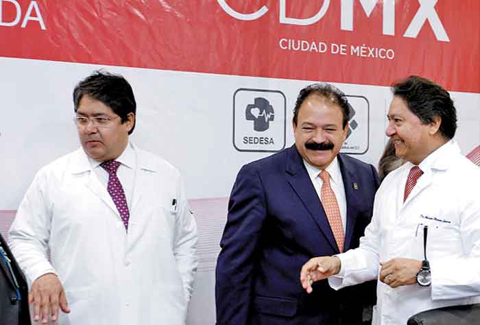 Abelardo Meneses y Armando Ahued firmaron un convenio.
