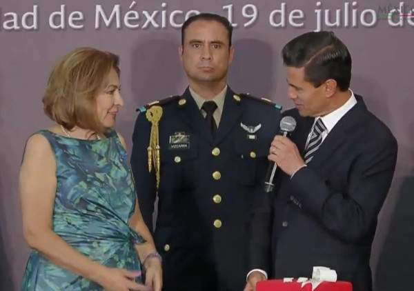 La directora de Alto al Secuestro, Isabel Miranda, regaló al Presidente un pastel para festejar el cumpleaños de Peña Nieto, quien mañana cumple 50 añ