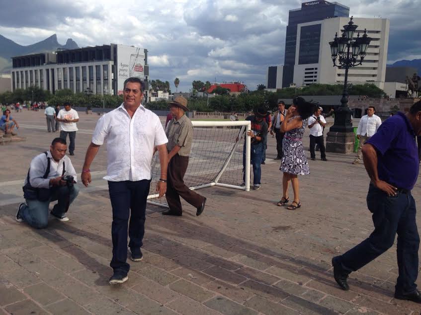 El equipo del gobernador fue el ganador del partido. 