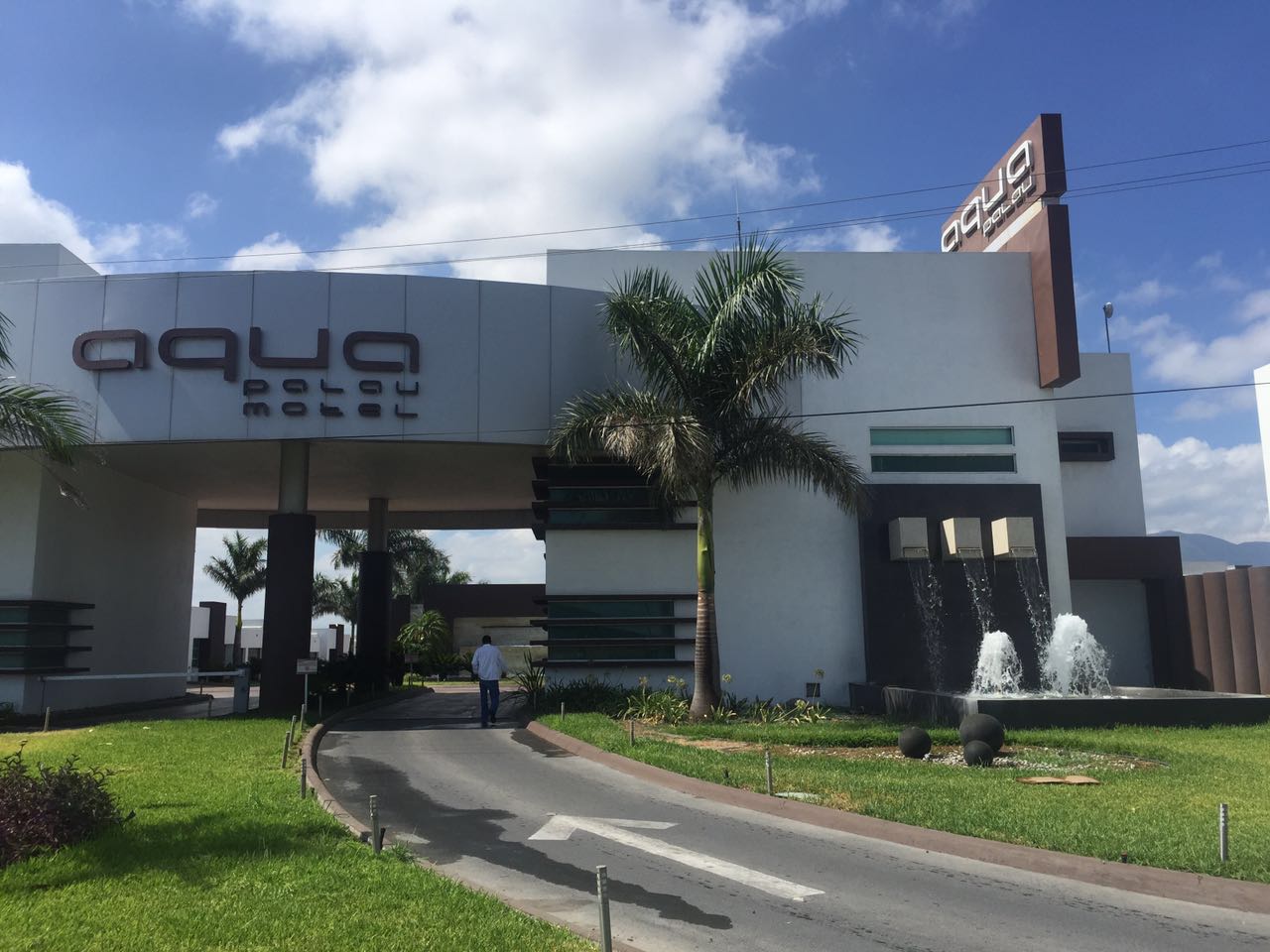 El hotel se encuentra en la colonia Valle Soleado, en Guadalupe. 