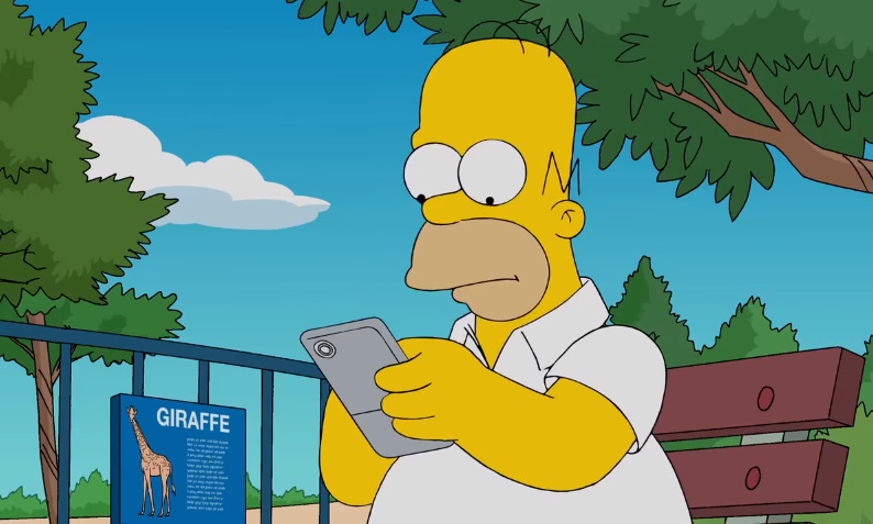 Homero Simpson se vuelve loco por jugar Pokémon Go.