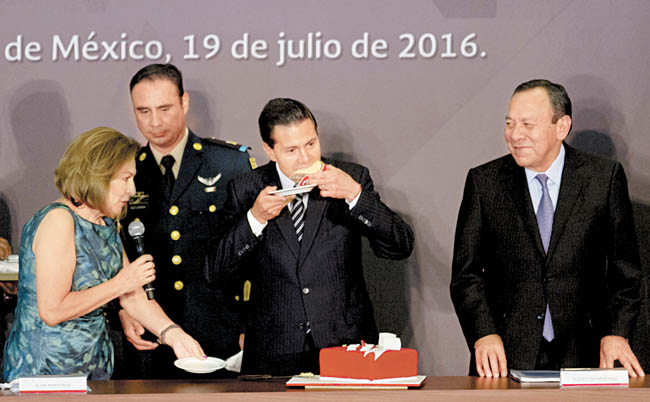 La activista regaló un pastel al Presidente con motivo del cumpleaños 50 del mandatario. 