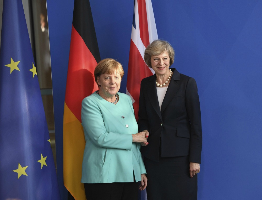 La canciller alemana, Angela Merkel (i), y la primera ministra británica, Theresa May, durante una rueda de prensa conjunta en la Cancillería de Berlí