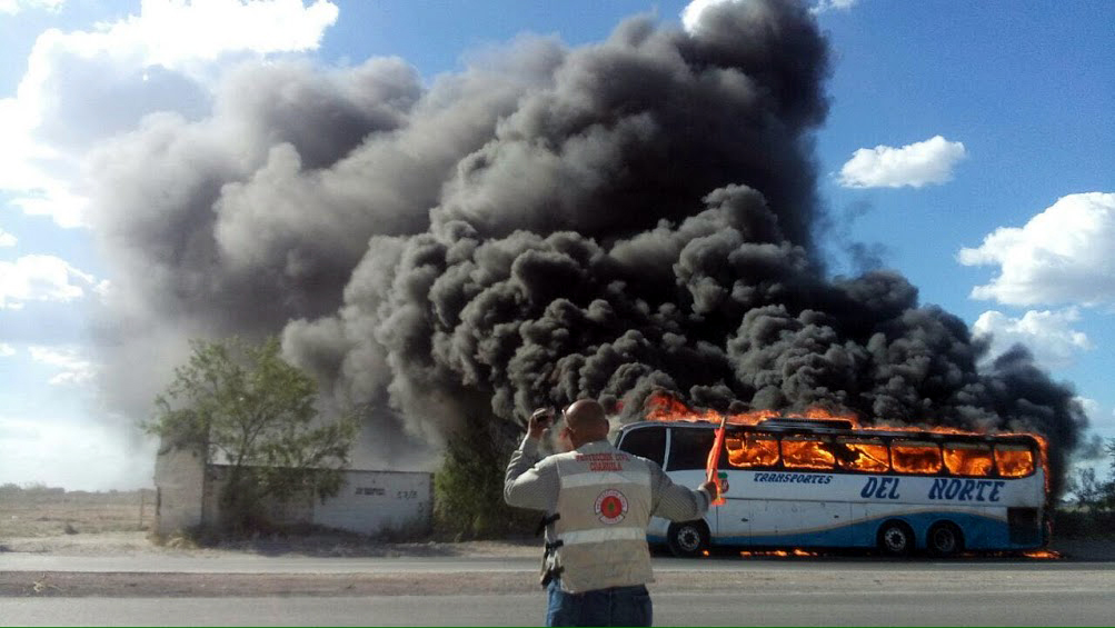 Se incendia autobús de pasajeros en Piedras Negras.