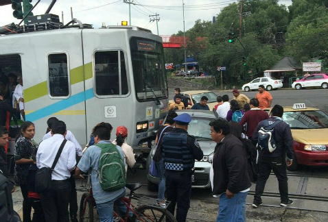 Un automovilista quiso ganarle el paso al Tren Ligero y ambos vehículos chocaron en el cruce de la estación Guadalupe I. Ramírez. Hubo dos lesoinados 