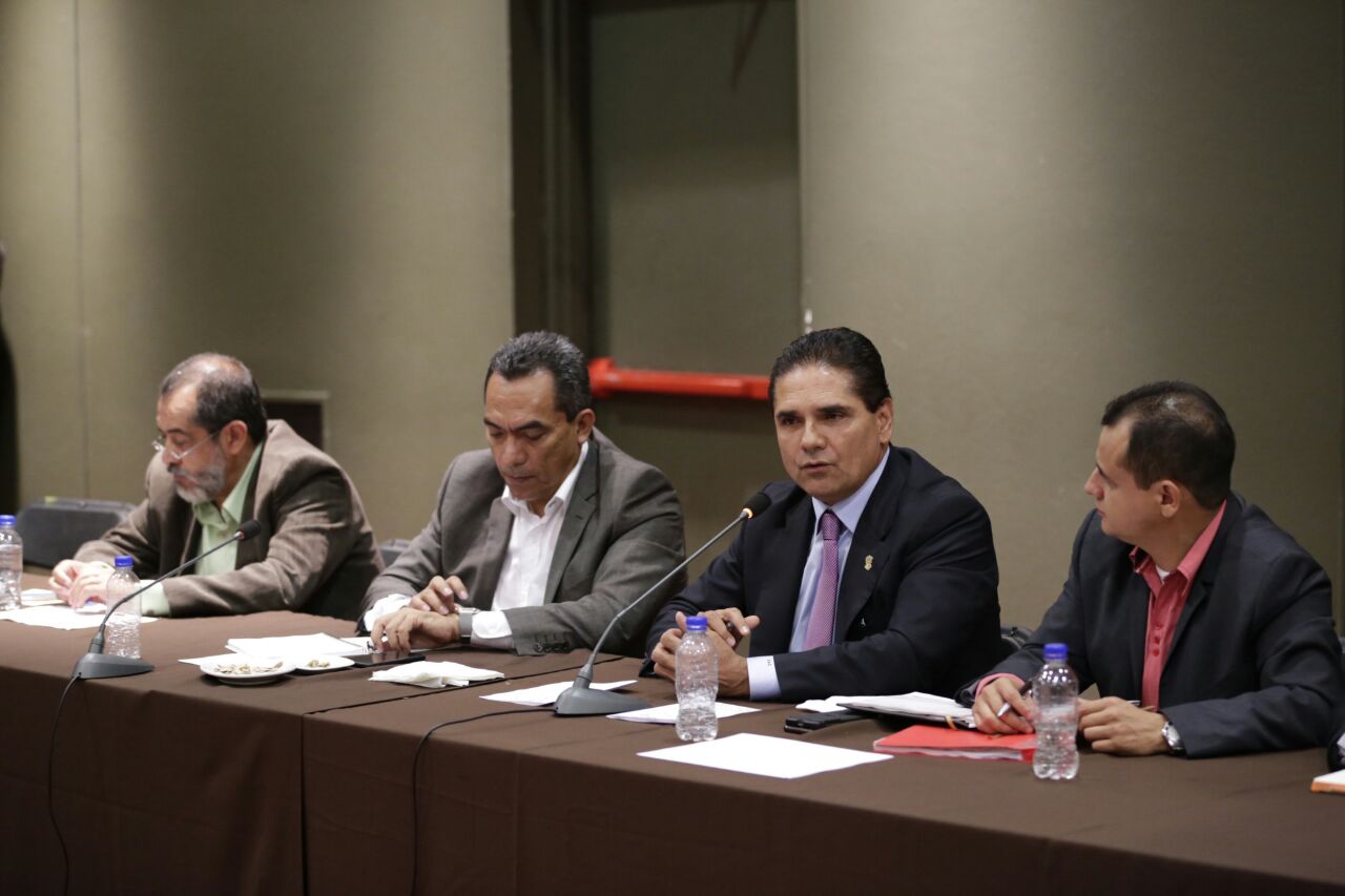 El gobernador de Michoacán se reunió con la dirigencia del CNTE. 