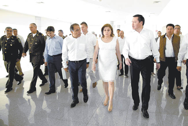 Héctor Astudillo, Arely Gómez y Miguel Ángel Osorio. 
