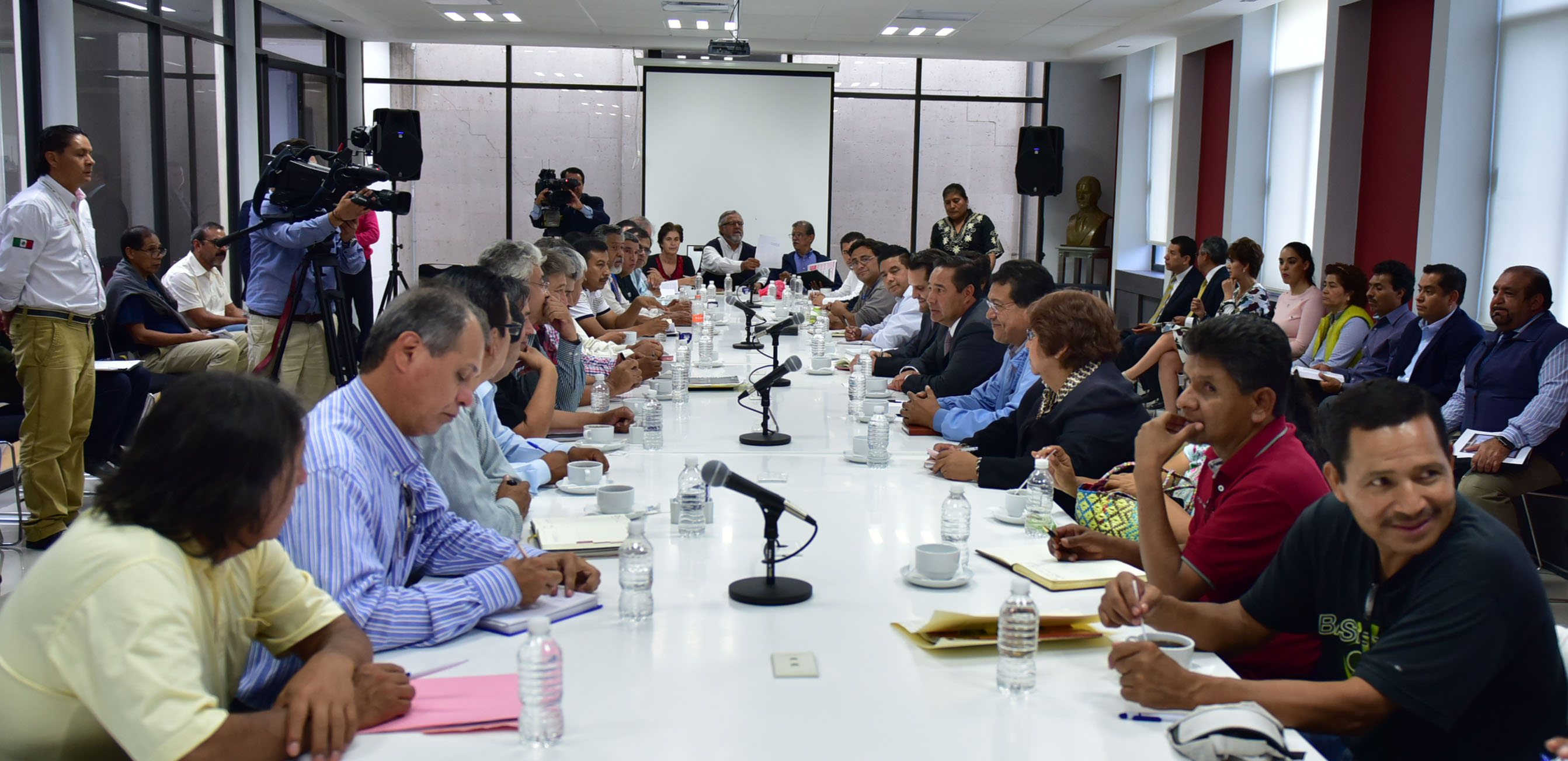 Integrantes de la CNTE y autoridades de la Segob durante la mesa de diálogo de este jueves.