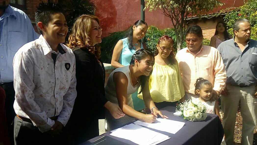 Mariana Denisse y Vélez Cabrera 31 años y Adriana Zagal Terrazas de 26 años, se casaron la mañana de este jueves.