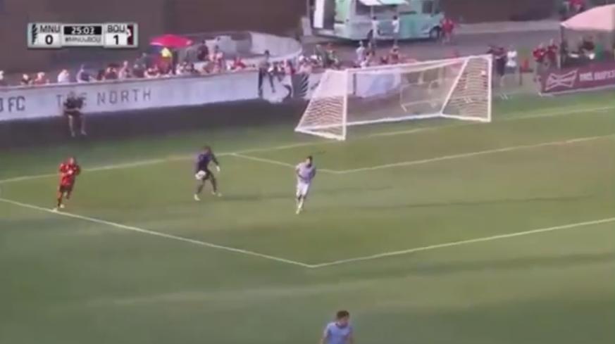 El portero del Minnesota United cometió un autogol al estilo 'Gato' Marín