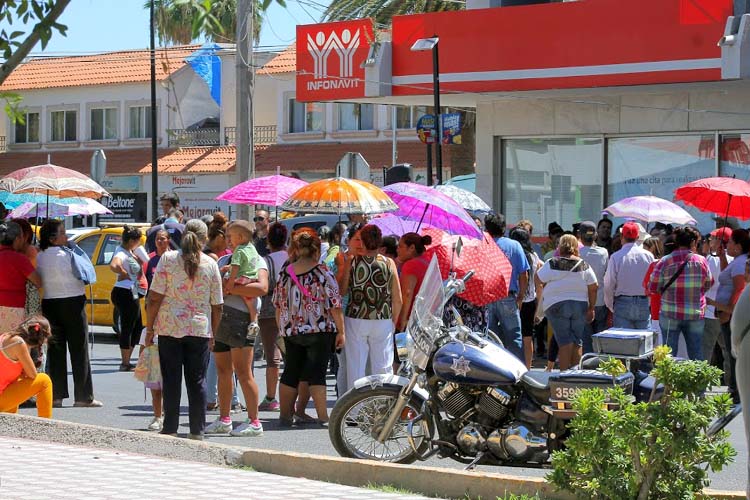  Solicita Antorcha Campesina un alto a desalojos con plantón afuera de Infonavit .