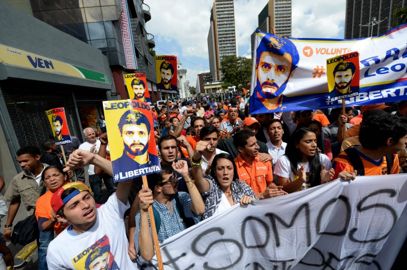 Medio centenar de simpatizantes llegaron con fotos del opositor y pancartas que rezaban "Leopoldo. Libertad ya" y "Querer una mejor Venezuela no es de