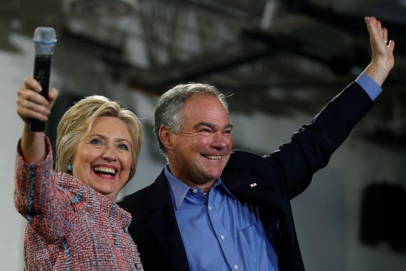 La precandidata demócrata Hillary Clinton junto al senador Tim Kaine, el posible compañero de fórmula de la ex primera dama.