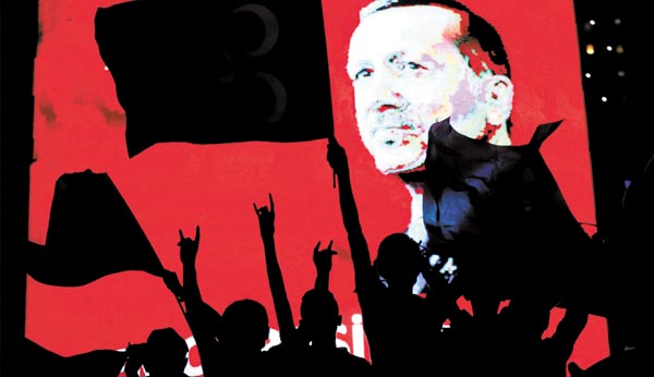 Simpatizantes del presidente turco Recep Erdogan festejan tras del frustrado golpe de Estado.