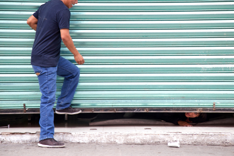 Varios comercios bajaron cortinas durante el enfrentamiento.