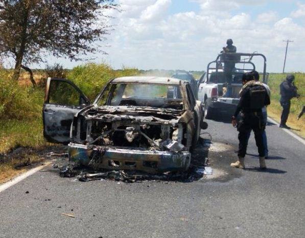 Vehículo de secuestradores incendiado en Tamaulipas.