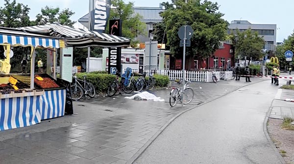 Un cadáver yace en la acera del local de comida rápida en los suburbios de la capital bávara.