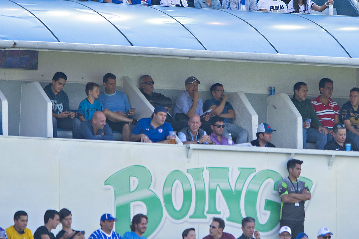 Juan Carlos Osorio presente en el Cruz Azul vs. Pumas