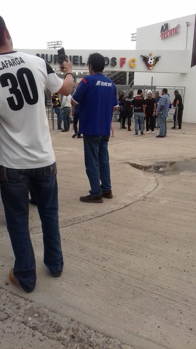 Aficionado de Cruz Azul afuera del estadio de Murciélagos 