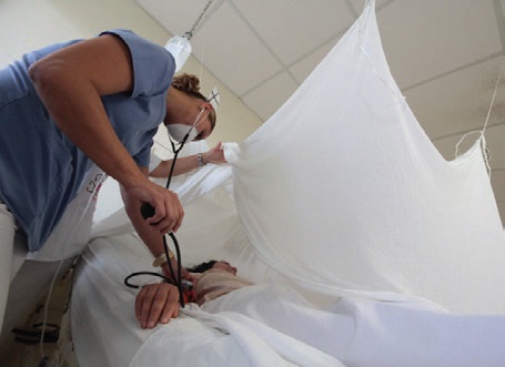 Autoridades sanitarias atienden a las personas con los síntomas.