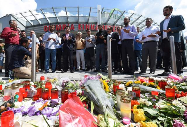 Cientos de personas oraron y rindieron homenaje a las víctimas del tiroteo de Múnich.