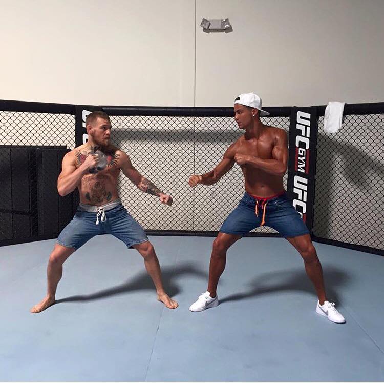 Cristiano Ronaldo y Conor McGregor dentro del octágono