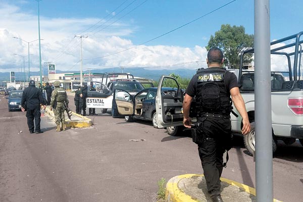 Elementos de la Semar y del CES, durante la aprehensión de los presuntos narcotraficantes.