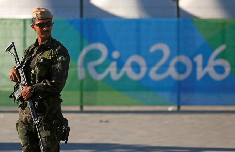 Miembro de las fuerzas armadas brasileñas resguardando las calles de Río