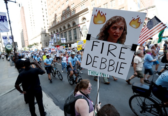 La presidenta del Partido Demócrata, Debbie Wasserman Schultz, anuncio su dimisión.