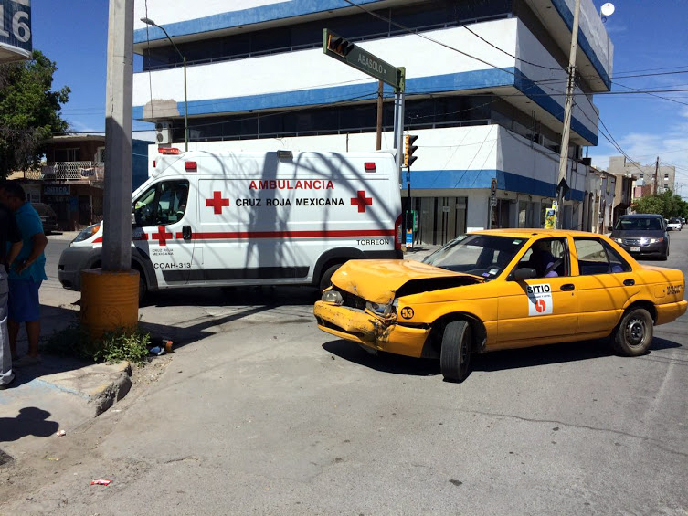 Se registró un choque sobre la avenida Abasolo y calle Francisco I. Madero de Torreón, por fortuna no hubo heridos.