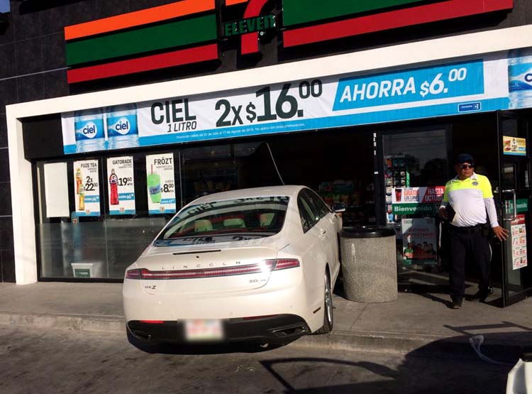 A pesar de lo aparatoso del accidente no hubo heridos.