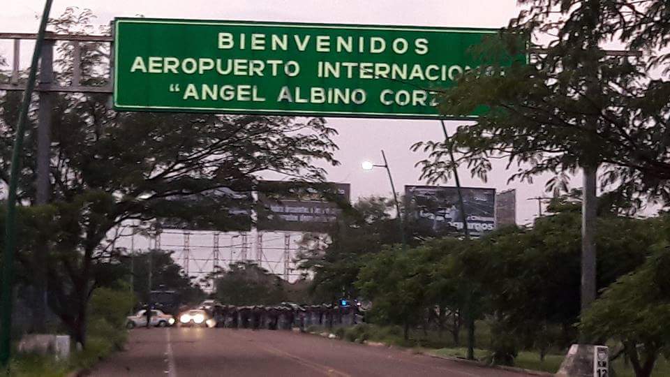 Elementos de la Policía Federal realizan un operativo de seguridad en la zona.