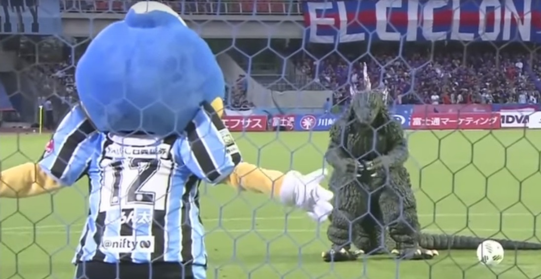 Godzilla se dispone a tirar el penal