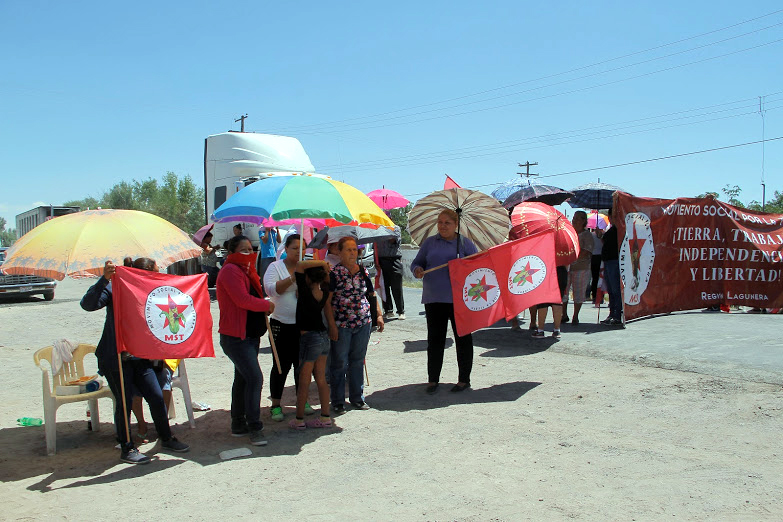 Habitantes de ejidos de Gómez Palacio, exhibieron al alcalde Miguel Campillo, ya que a unos días de concluir su administración, sigue sin terminar las