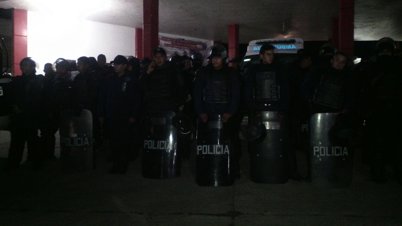Los policías se vieron rebasados por los comerciantes. 