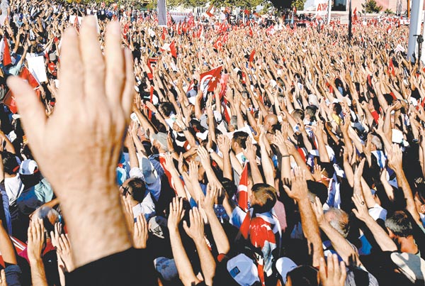 El Partido Republicano del Pueblo (socialdemócrata), el principal de oposición, hizo la convocatoria. 