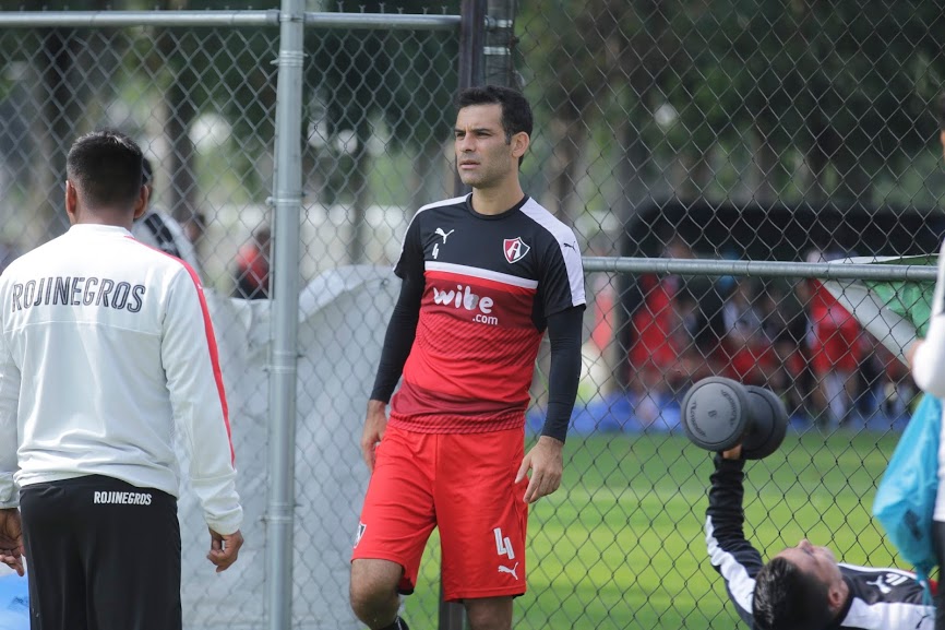 Rafa Márquez abandonó la zaga central para trasladarse a la media de contención.
