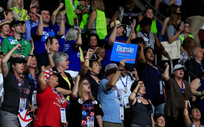 Simpatizantes del senador Bernie Sanders durante la primera Convención Nacional Demócrata, en el Wells Fargo Center de Filadelfia.