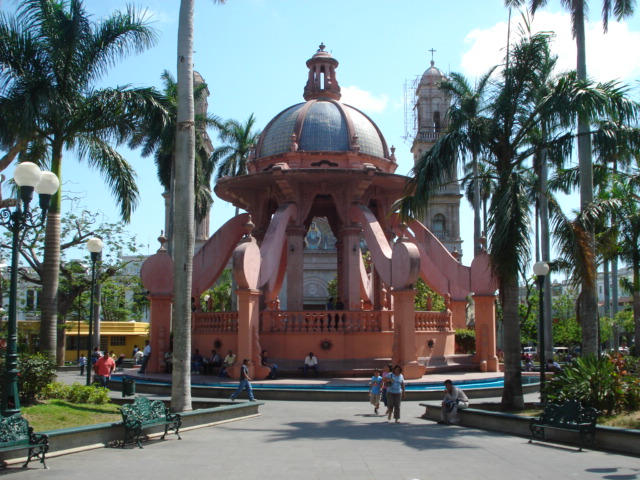 Ya arrancaron las obras de remodelación de la Plaza de Armas. 