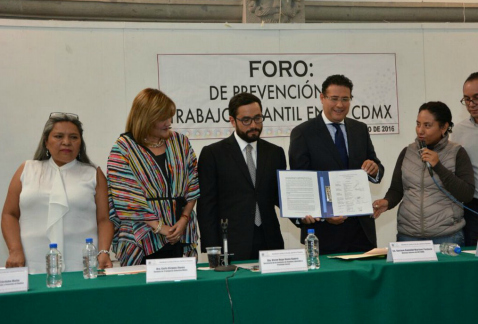 El diputado local Víctor Hugo Romo (centro) planteó la necesidad de crear una ley de prevención del trabajo infantil en la Ciudad de México.