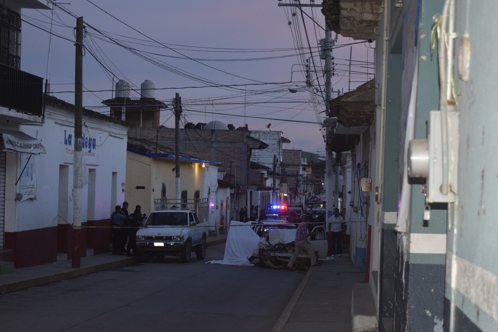 Los cuerpos de los tres policías en el carro en el que se trasladaban.