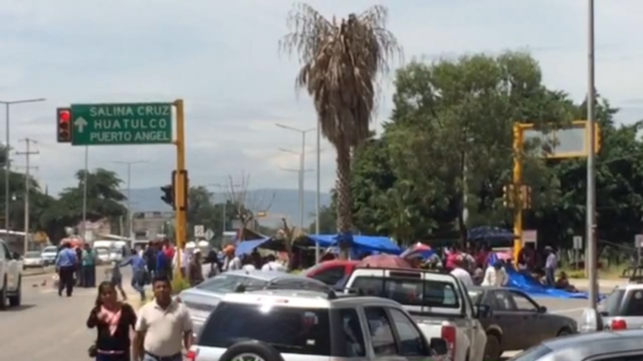 Los maestros reactivaron los bloqueos con el argumento de que no se han cumplido sus demandas.
