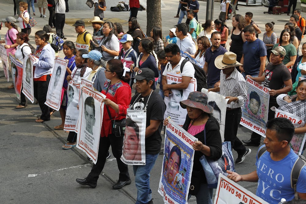 A 22 meses de la desaparición de 43 estudiantes de la Normal Rural de Ayotzinapa, padres y familiares de los normalistas marcharon en Paseo de la Refo