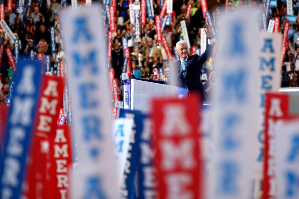 El ex presidente Bill Clinton pronuncia un discurso durante el segundo día de la Convención Nacional Demócrata.