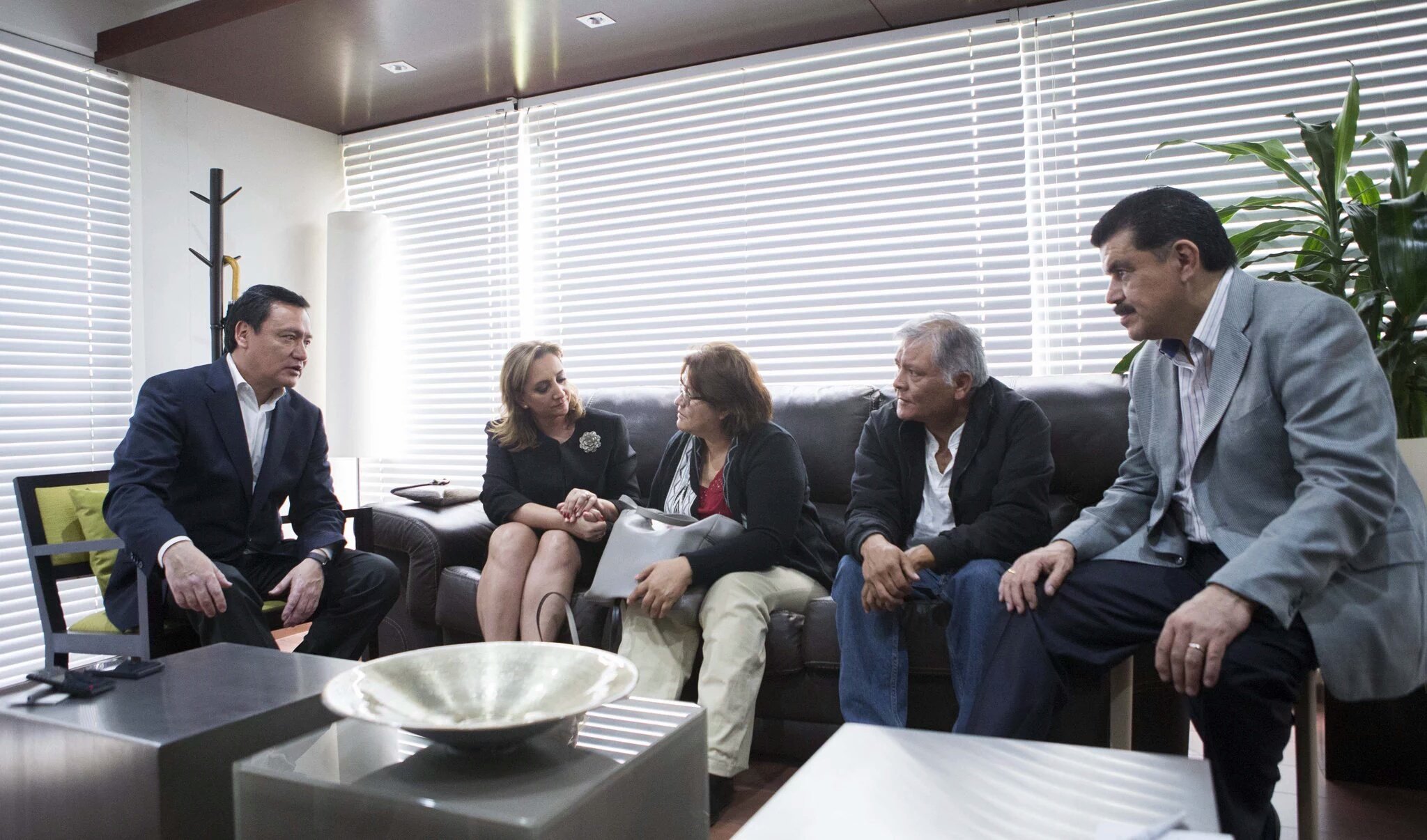 En privado, atendieron a la madre de la víctima Osorio, Claudia Ruiz y el gobernador Francisco Olvera.