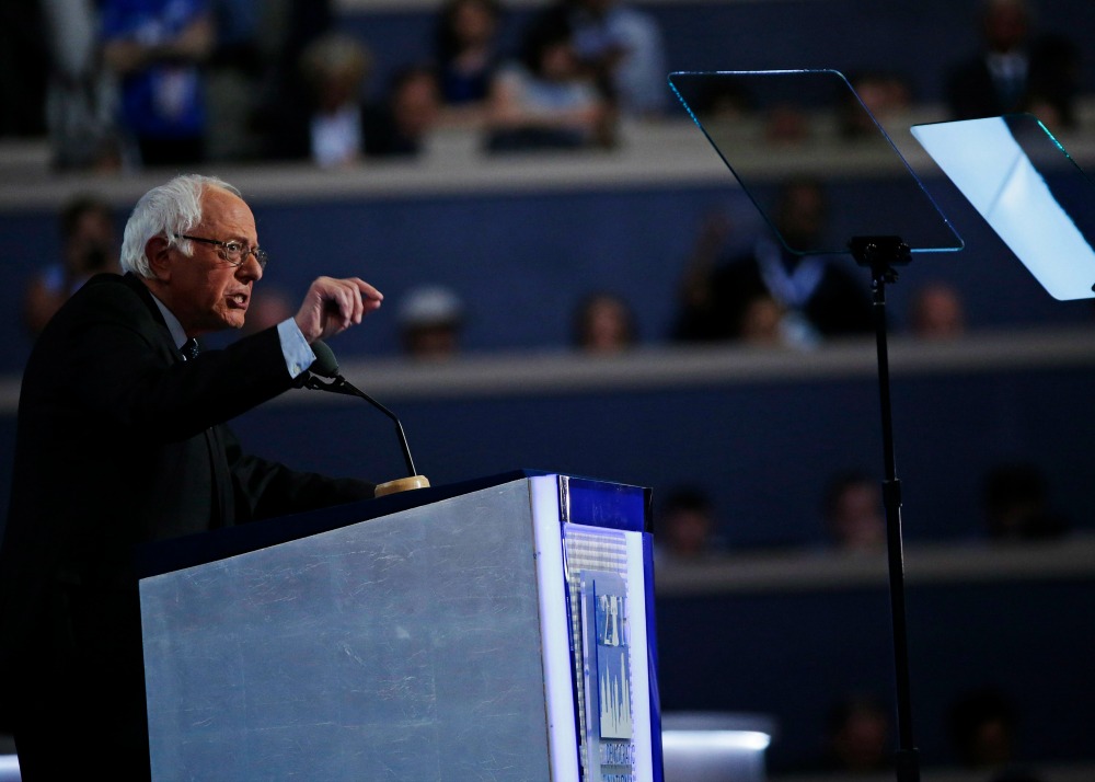 El senador por Vermont, Bernie Sanders, también hizo un emotivo discurso que le valió una fuerte ovación.