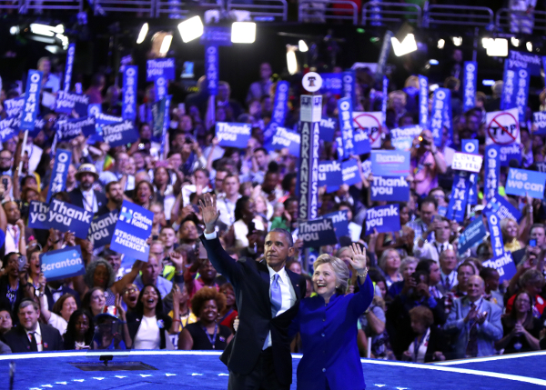 Clinton agradeció a Obama en el escenario de la Convención Demócrata.