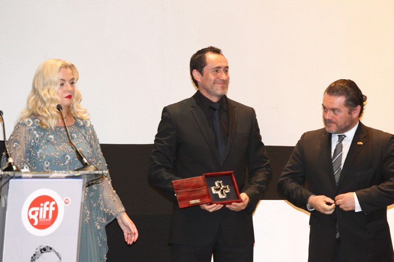 Demian Bichir recibió la Cruz de Plata.